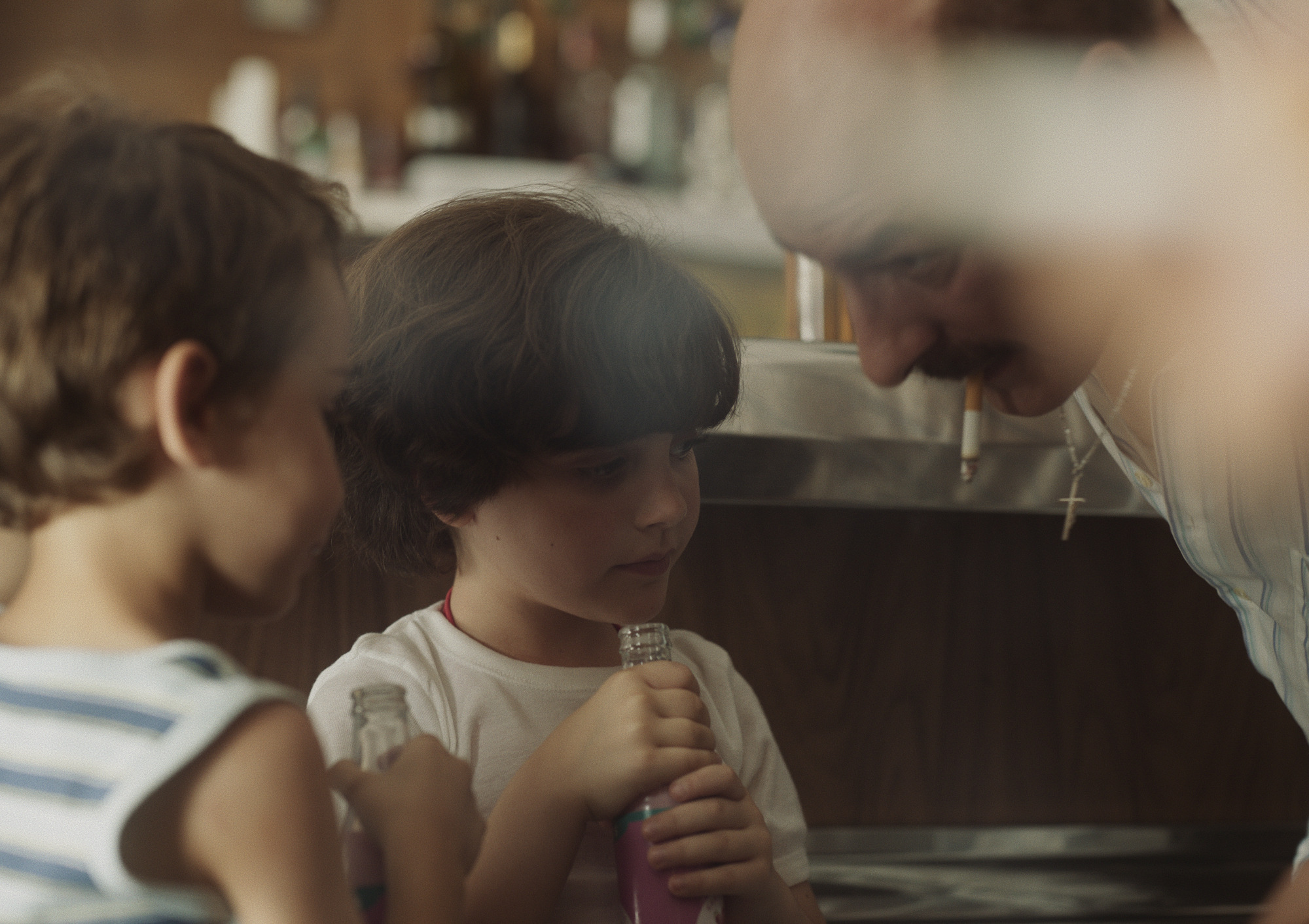 Rita: una niña bebe de una botella junto a su familia