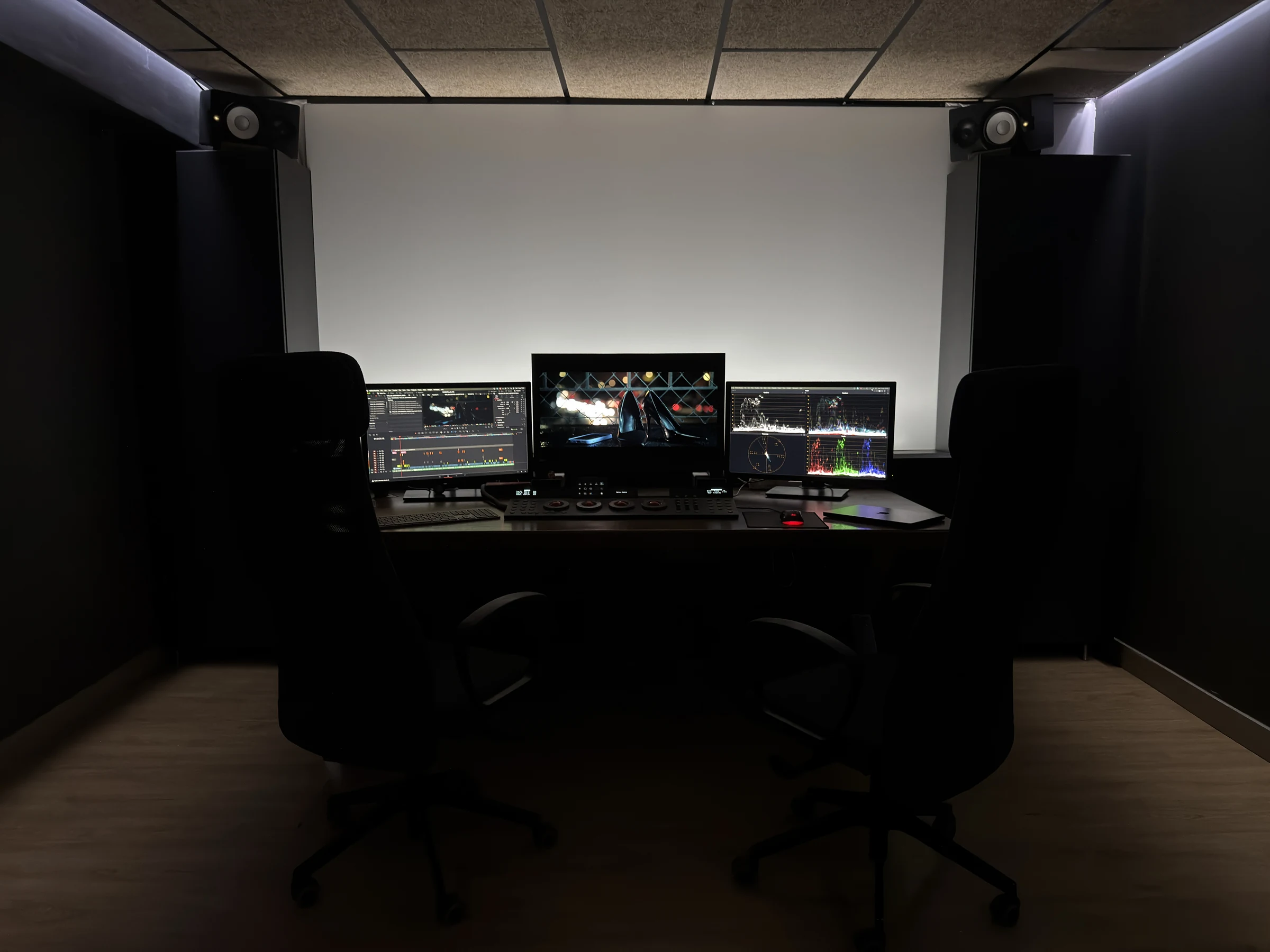 Sala de etalonaje de La Colorá en uso: monitores, panel de color y pantalla de proyección