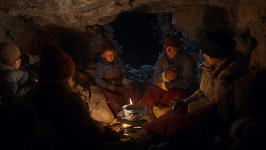 Fotograma de Valle de sombras, una escena junto al fuego
